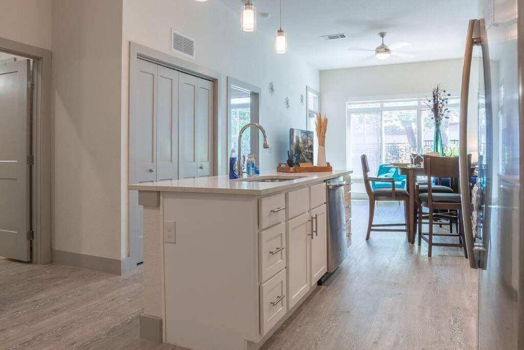 Beautiful Riverwalk Apt With Full Amenities, King Bed & Free Parking San Antonio Exterior photo